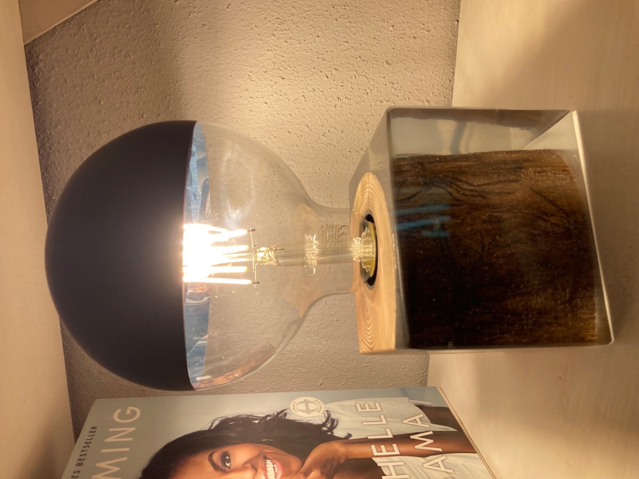 Edison-Lampe Schwarzkugel ein
